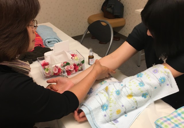 お気に入りの香りでハンドトリートメントの実習