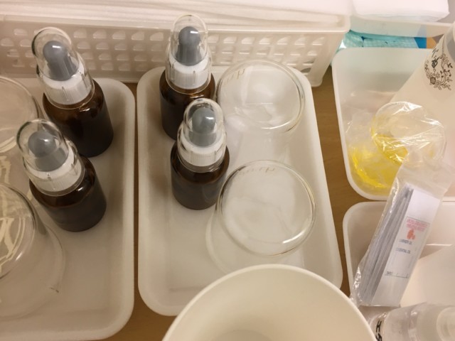 お気に入りの香りでハンドトリートメントの実習