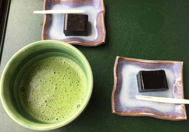 御薬園のお抹茶と胡麻羊かん
