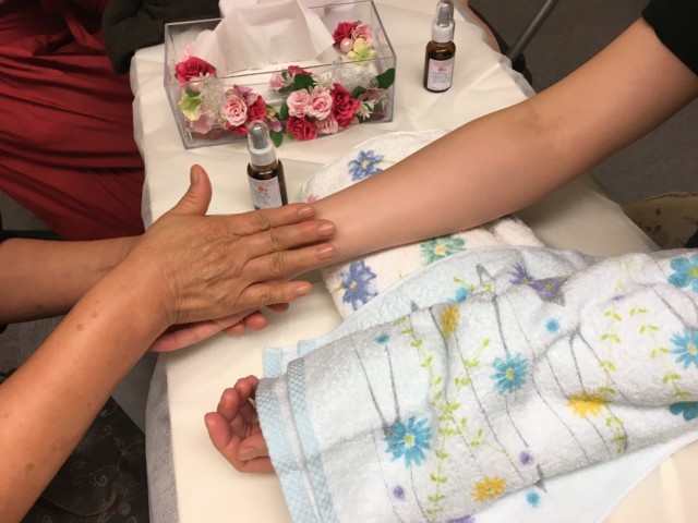 お気に入りの香りでハンドトリートメントの実習
